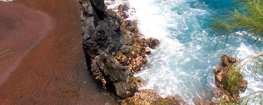 Kaihalulu Red Sand Beach